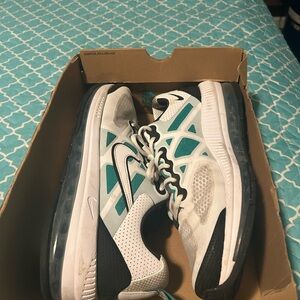 Men Nike White and Teal Sneakers. Preowned. Good condition